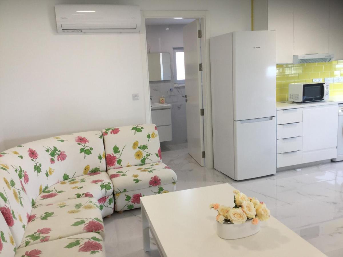 Yellow Studio Brand New Limassol Exterior foto